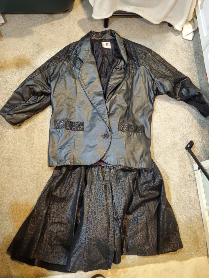 Conjunto de chaqueta y falda de 2 piezas 13/14 G3 para mujer de cuero negro estampado animal Estados Unidos Foto 3 de 4