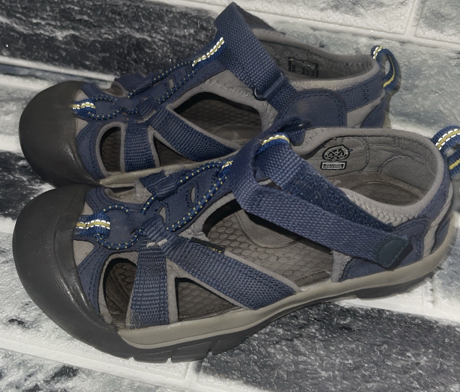 KEEN Newport H2 Waterproof Sandals Boys size 3 Youth Closed Toe Slip-On Shoes