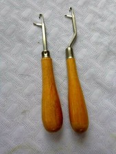 2 ATTREZZI VINTAGE PER TAPPETI CON CHIUSURA con MANICI IN LEGNO -Made in USA