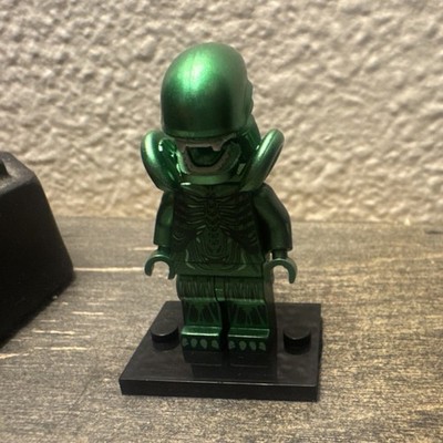 LEGO Xenomorph Alien Minifigure Metallic Green Series 6 with Tail & Baseplate