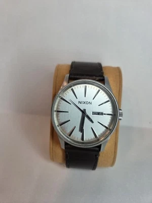 Reloj Nixon Sentry Hombre 42mm Esfera Plateada Tono Plateado Día Fecha Redondo Batería Nueva - Imagen 1 de 4