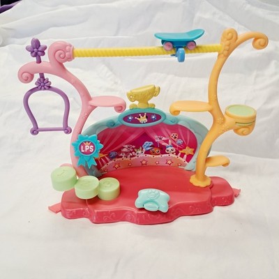 2006 Hasbro Littlest Pet Shop LPS Tricks & Talent Show Playset Frisbee Stage Vtg