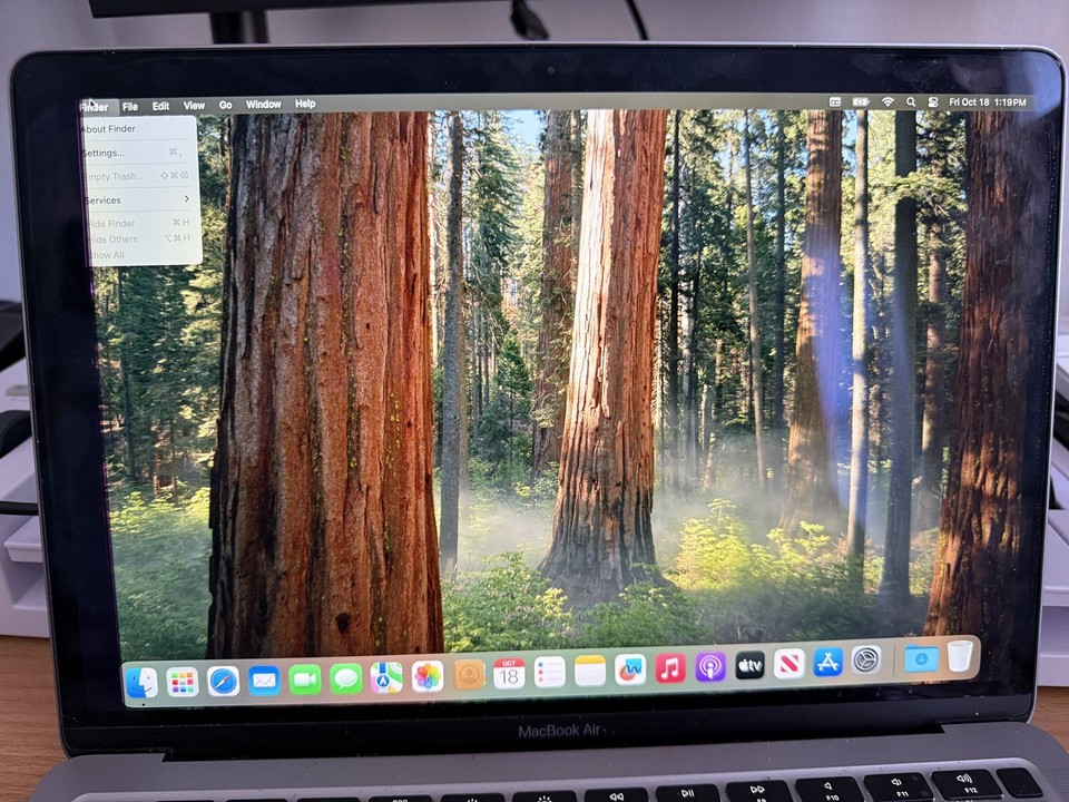 13" Macbook Air 2020 1.1Ghz Dual Core i3 8GB 256GB HD Screen Issue