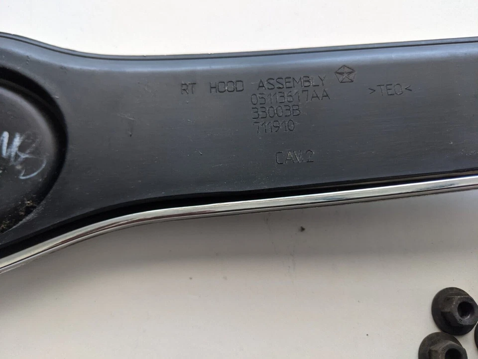 2008-2010 CHRYSLER Town & Country emblema de moldura de capô frontal com carcaça fabricante de equipamento original - Imagem 4 de 4