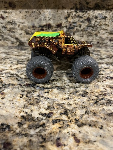 Spin Master Monster Jam Earth Shaker Zombie Vs Hunter Truck New 1:64