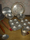 31 pcs  Vintage Metal / Aluminum Childs Toy Dishes Bakeware Rolling Pins +++ — photo 3