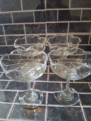 Eisbecher mit Kristallfuß aus Glas, geriffelter Rand, gedrehter Stiel makellos unbenutzt 