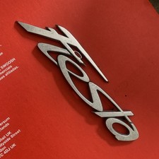 Ford Fiesta Odznaka tylnego bagażnika Emblemat 2008-2017 Efekt chromu. Oryginalna używana czerwona kropka