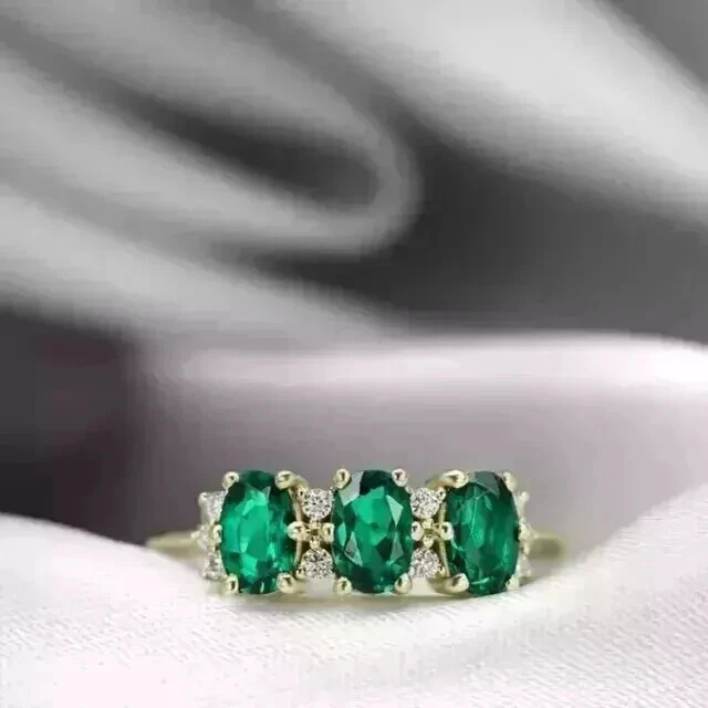 Alianza de boda de 3 piedras de corte ovalado de 3 quilates creada en laboratorio enchapada en oro amarillo de 14 quilates Foto 3 de 4