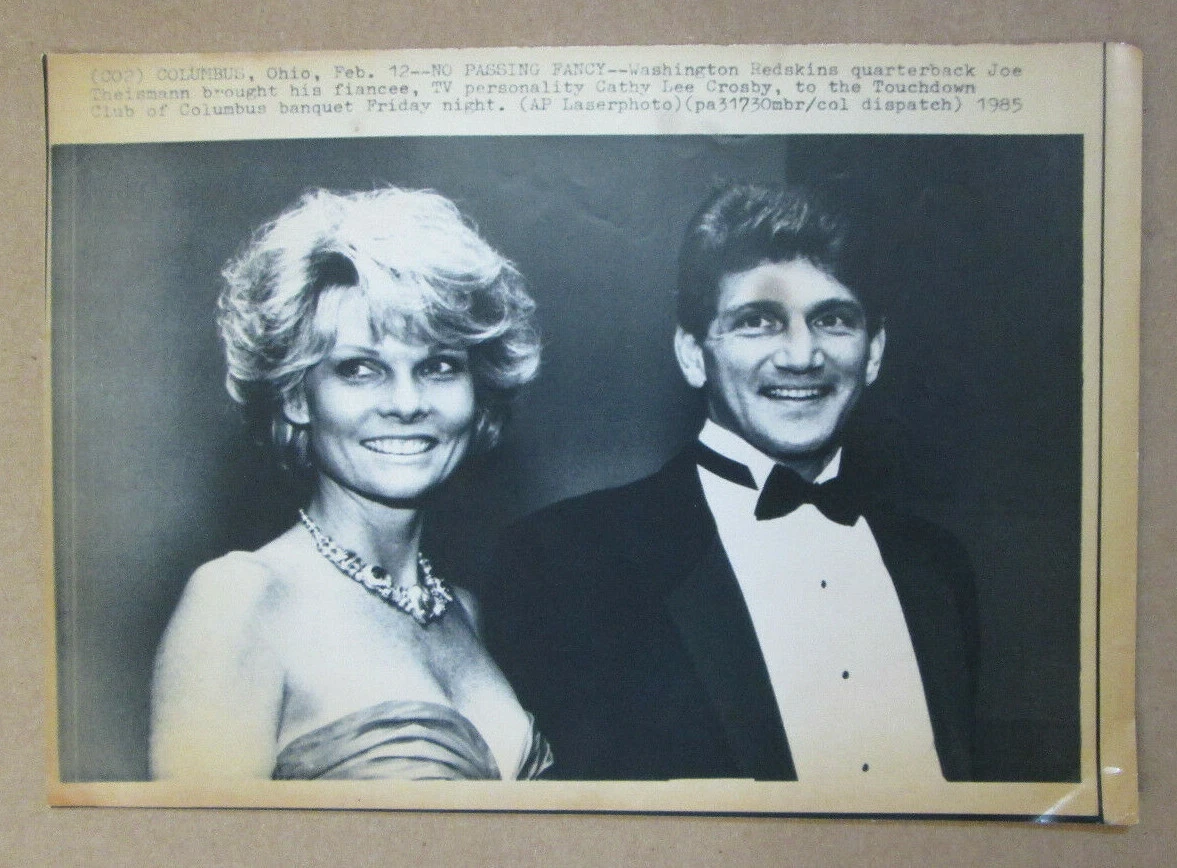 VINTAGE AP PRESS PHOTO 2/12/85 JOE THEISMANN & CATHY LEE CROSBY AT TD  BANQUET | eBay