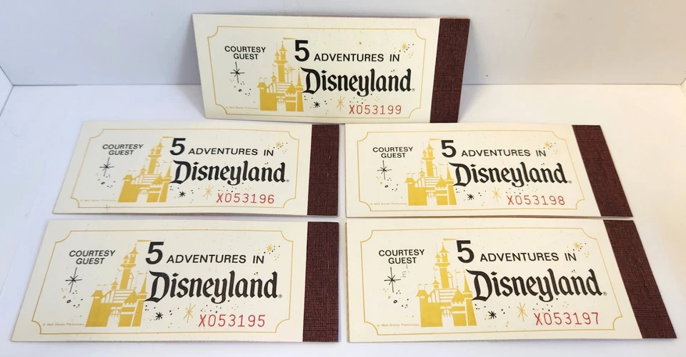 Lote completo de 5 libros de entradas de cortesía de 5 aventuras de Disneyland de colección Foto 2 de 4