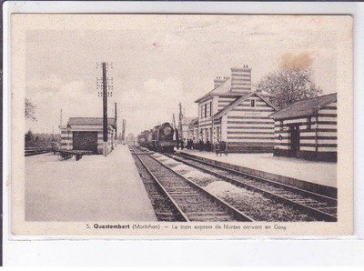 QUESTEMBERT: Der Expresszug von Nantes kommt am Bahnhof an - Zustand
