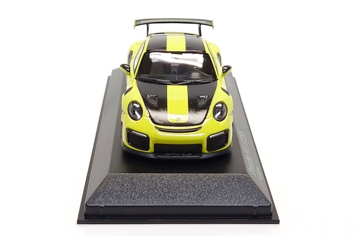 Minichamps 1:43 Porsche 911 GT2 RS (991.2) in Acid Green / Gold