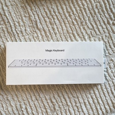 Apple Magic Keyboard White English QWERTY Built-In Battery w/ USB-C Cable