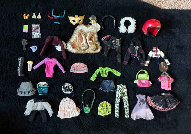 MGA - Bratz Bratzillas Moxie - Replacement Doll Clothes, Shoes and Accessories