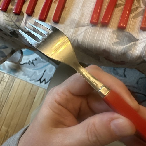 Vintage lotto di 22 pezzi posate acciaio inox manico lucite rosso MCM Taiwan - Foto 9 di 12