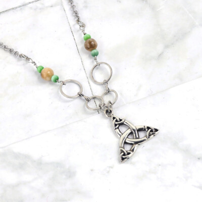 Handgefertigte Sterling Silber Triquetra - Jade und Sonnenstein Halskette
