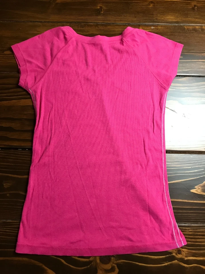 Camisa Lucy, para mujer talla grande, rosa, cuello en V, manga corta Foto 2 de 4