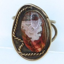 STRIKING VINTAGE STERLING SILVER CRAZY LACE AGATE RING WITH ROPE BEZEL