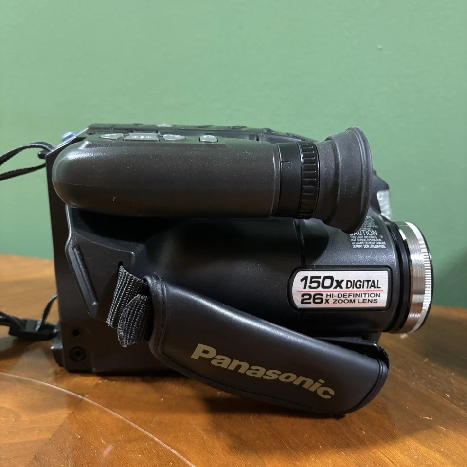 Panasonic PV-L579D  VHS-C Camcorder w/ Camera Bag Battery Charger - Works! - Image 4 of 4