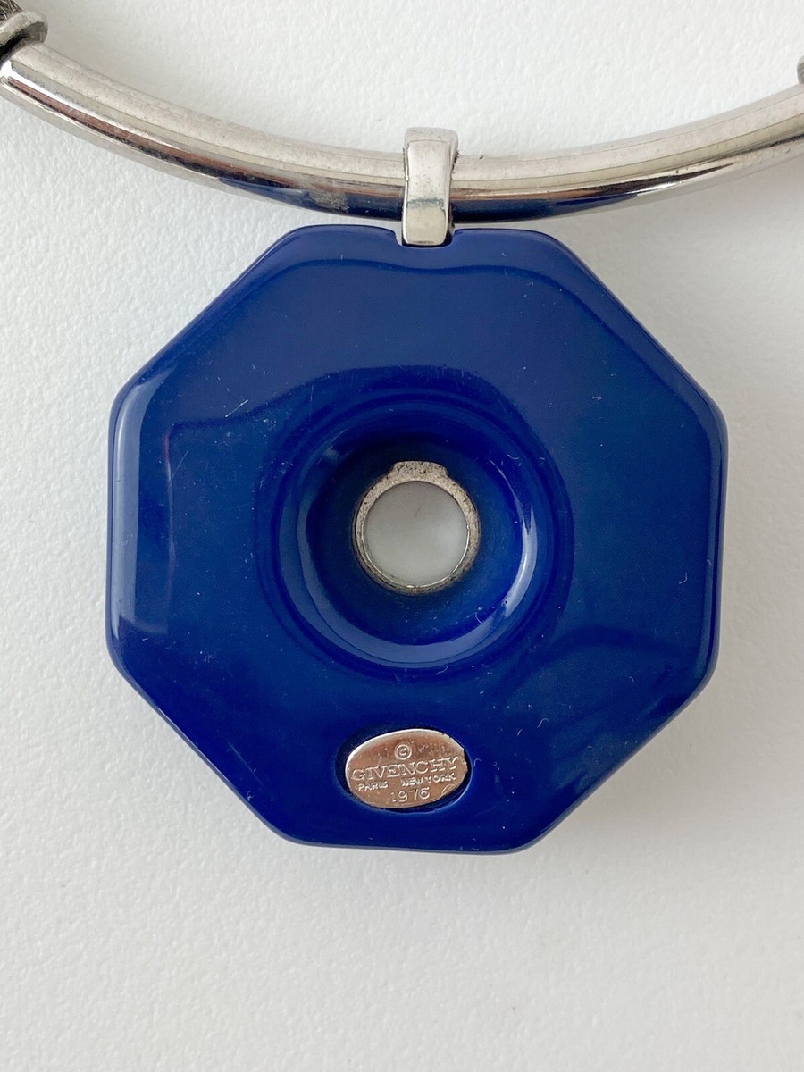 VINTAGE GIVENCHY 1976 CHOKER NECKLACE EPOXY HEXAGON PENDANT VINTAGE GIVENCHY 1976 CHOKER NECKLACE EPOXY HEXAGON PENDANT