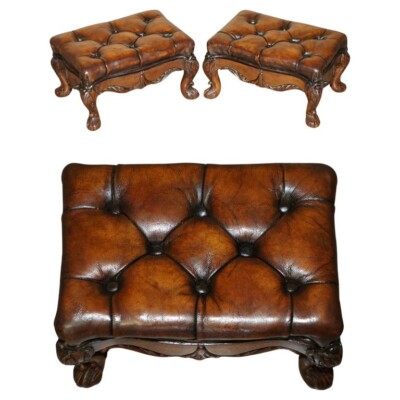 EDLES PAAR VERZIERTE HANDGESCHNITZTE VIKTORIANISCHE BRAUNE LEDER CHESTERFIELD SCHEMEL
