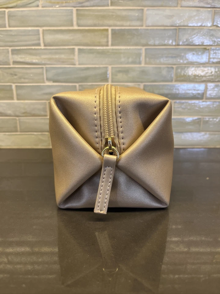 Novo! Bolsa de cosméticos BVLGARI Parfums dourada viagem primeira classe Emirates - Imagem 4 de 4