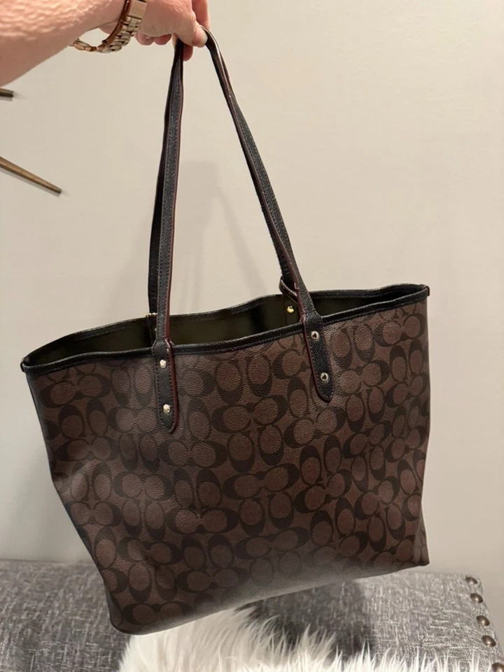 Bolso de Mano Coach Signature Reversible Hangtag Marrón Caqui Negro Foto 2 de 4