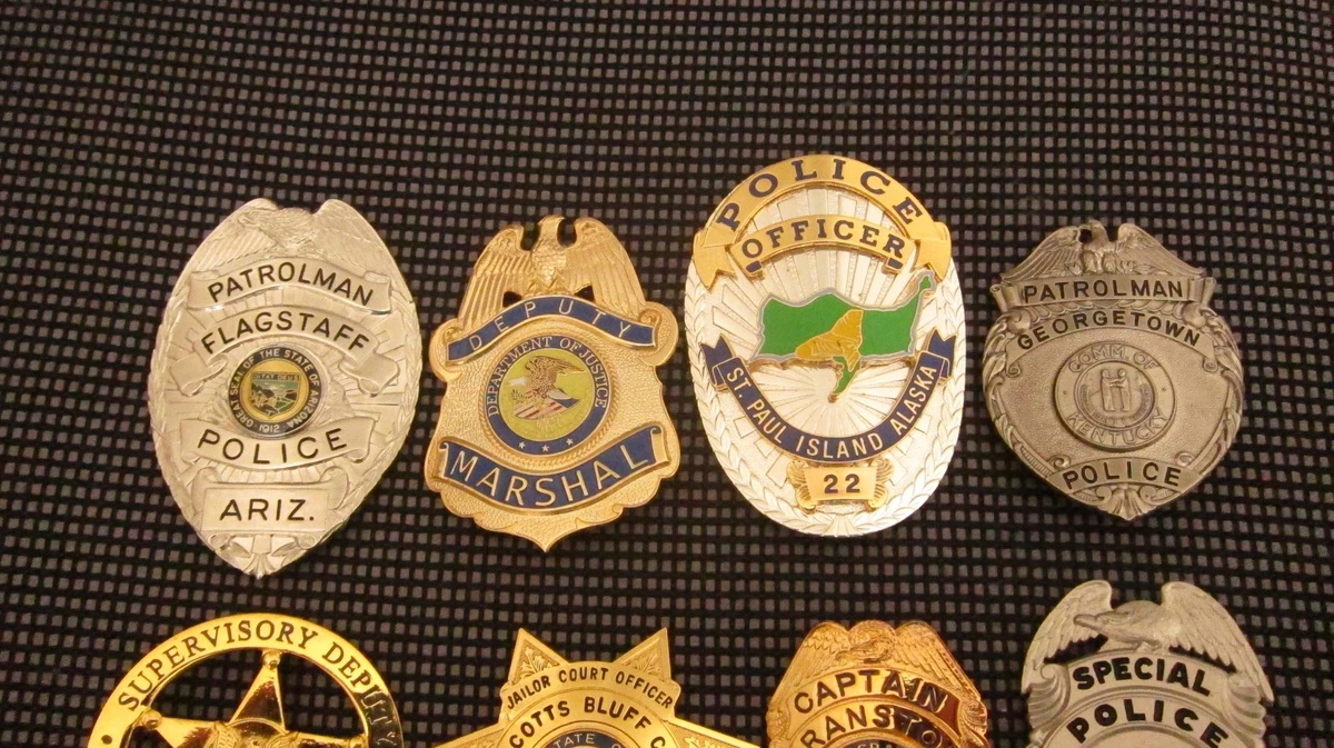 obsolete police badges, 6 Abzeichen von 8 auswählen / Super Angebot !