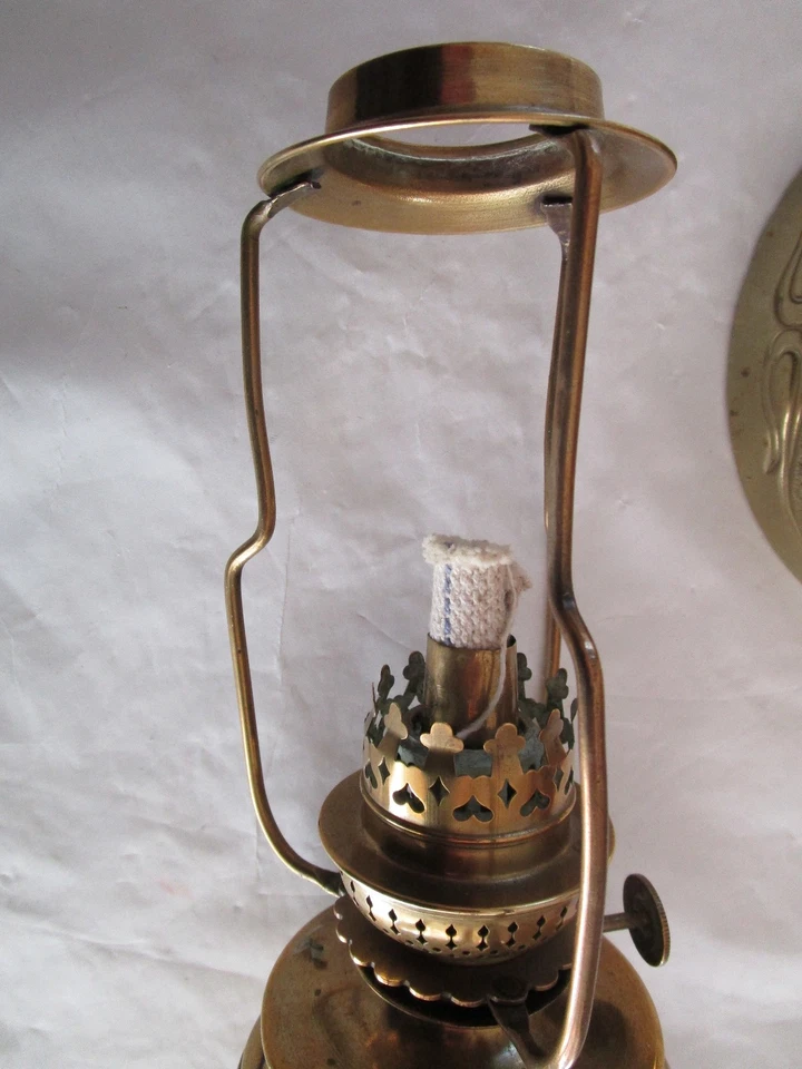 ancienne lampe à petrole parisienne en laiton decor repoussé - Photo 3/4