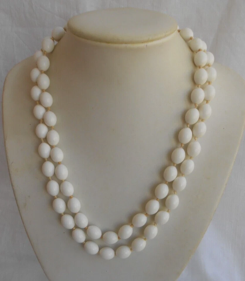 COLLANA TRIFARI 2 fili sfere ovali in lucite colore bianco chiusura lacca - Immagine 2 di 4