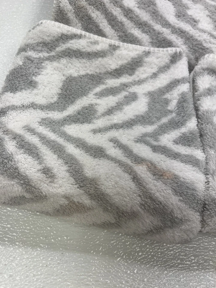 Matouk Quincy One Bath Towel 30" x 56" White /Silver Preowned W/bleach Stains - Imagem 2 de 4