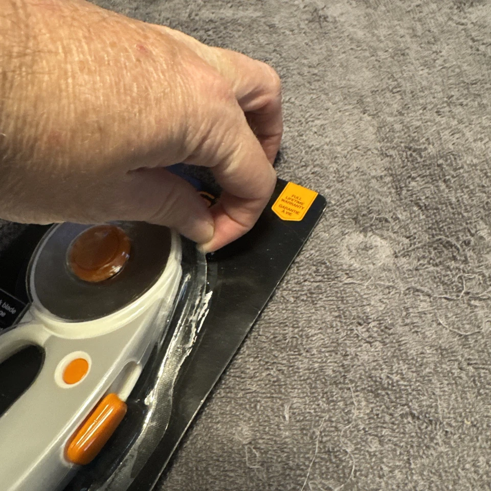 Вращающийся резак Fiskars 60 мм для ткани с эргономичной петлей захват и комфорт - Изображение 3 из 3