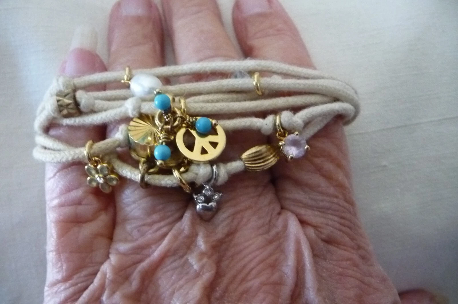 OFF WHITE #329A BRACCIALE SEGNO J ( JUICY COUTURE (CORDA BIANCO SPORCO con CHARMS 6 1 2" L