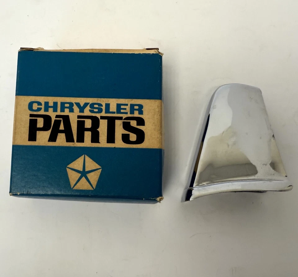 Protector de parachoques delantero cromado Chrysler New Yorker Newport 1966 2533628 nuevo de stock Foto 3 de 4