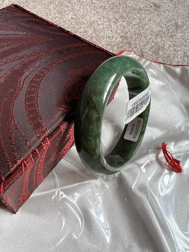 Natural emerald green thick bracelet with floating flowers天然翡翠绿色带飘花加厚50-52/A货 - Image 2 of 4