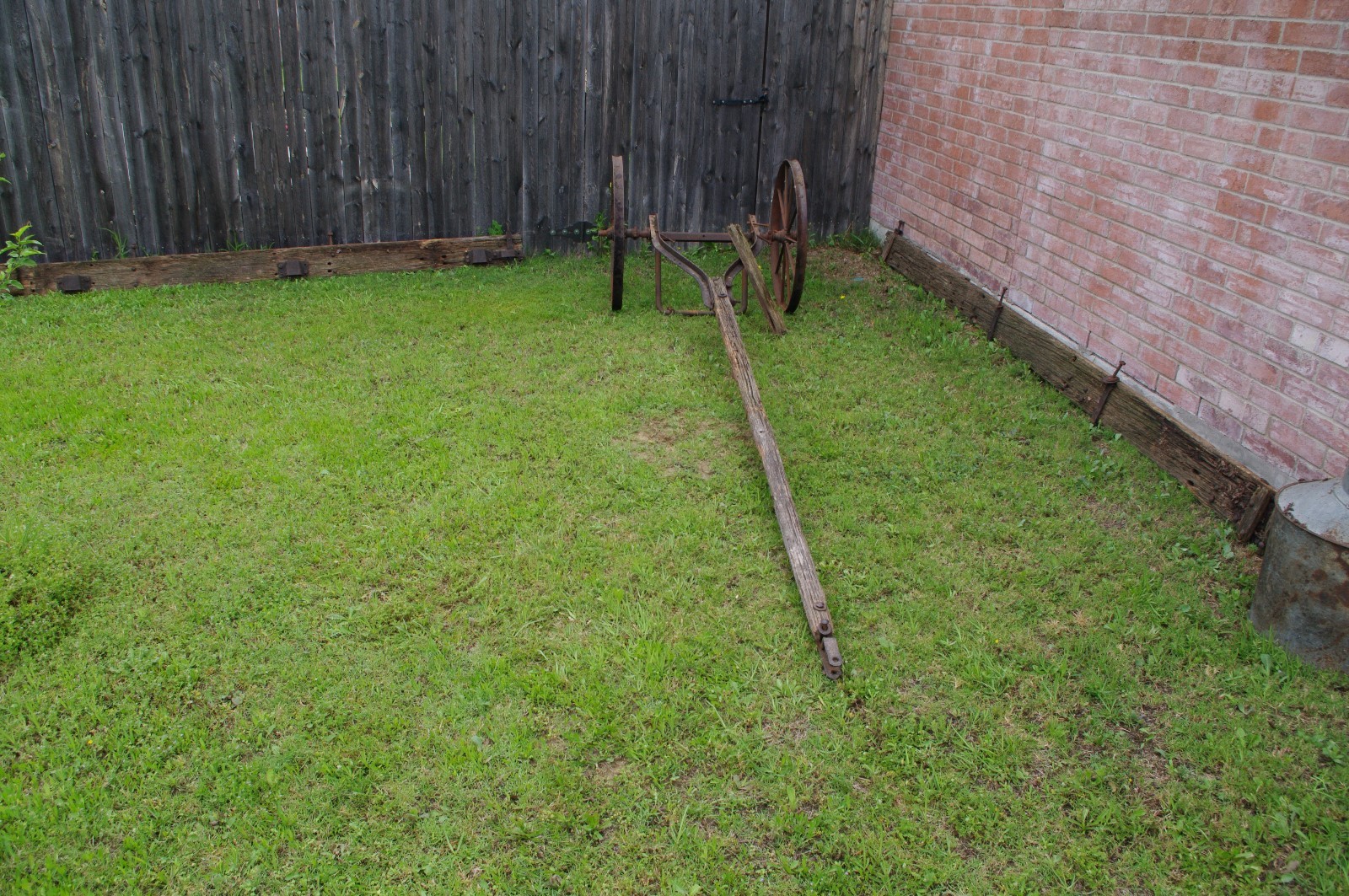 Antique Metal Rustic Wagon Wheels with sprocket Axle Garden Yard