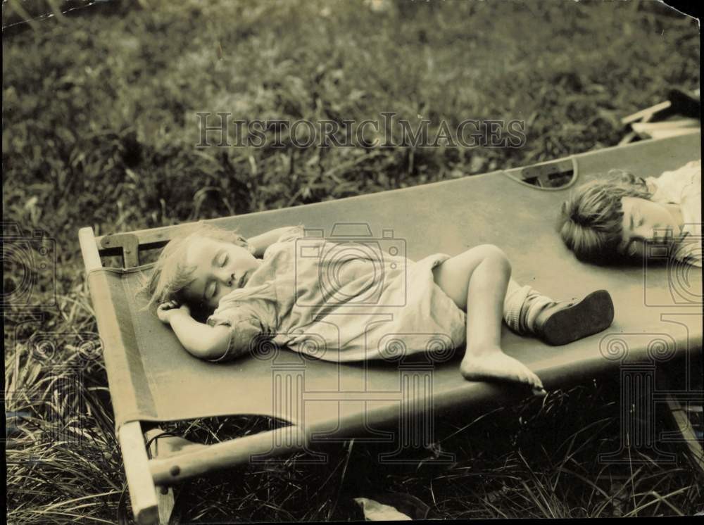 1922 press photo children rest outdoors for health during tuberculosis surge