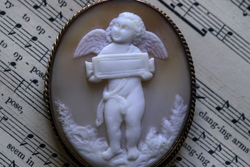 ANTIQUE ITALIAN 9K GOLD NATURAL SHELL CAMEO BROOCH CUPID DELIVERING GIFT c1870 - Picture 2 of 5