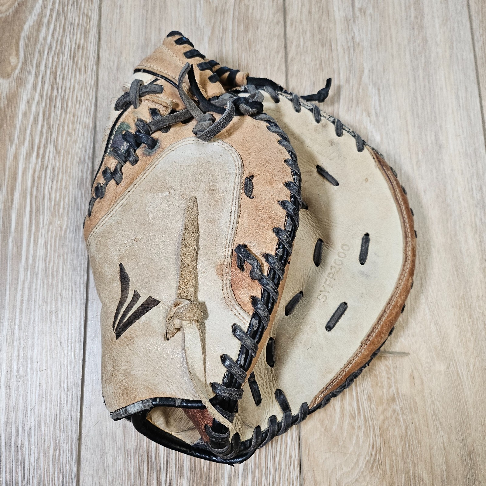 Easton SYFP2000 Synergy Women Softball Catcher Mitt Glove RHT *Dmg For