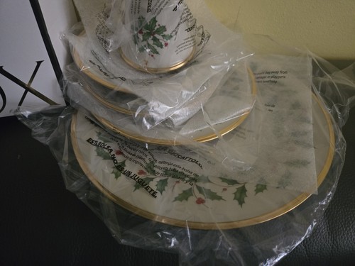 Lenox 146590600 Holiday 5-Piece Place Setting/New - Picture 2 of 7
