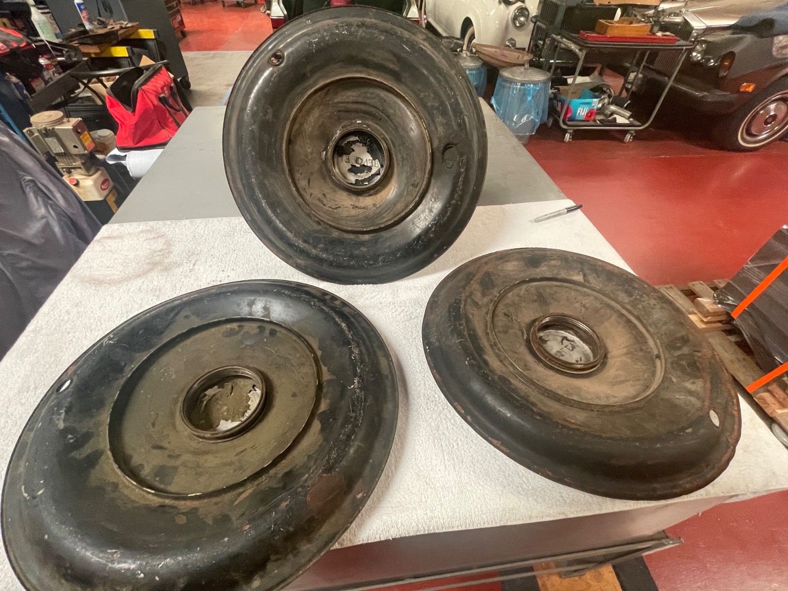 Bentley Post-War wheel covers Lot Mark VI ?