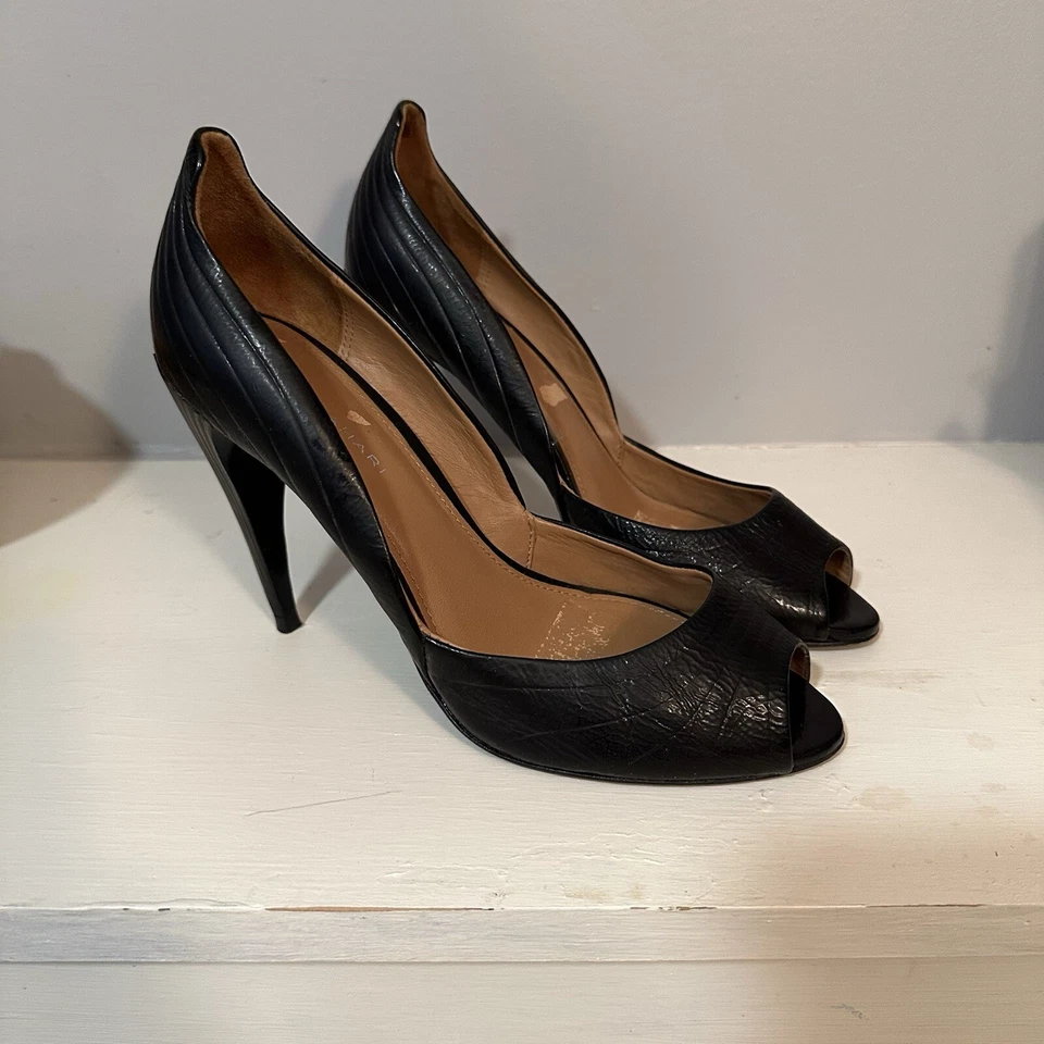 Salto agulha Elie Tahari feminino couro envernizado preto biqueira aberta 4" ultra alto - Imagem 3 de 4