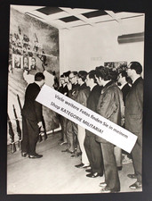 NVA Foto 31 x 23 cm Offiziersbewerberkollektiv im Museum 1972 original DDR