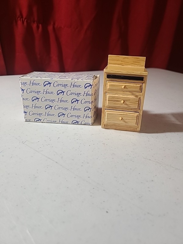 Carriage House Miniatures Dollhouse Cabinet/counter