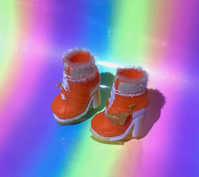   Rainbow High Puppe Winter Pause Schuhe Fell Mohn Schmetterling Schlittschuhe Stiefel  