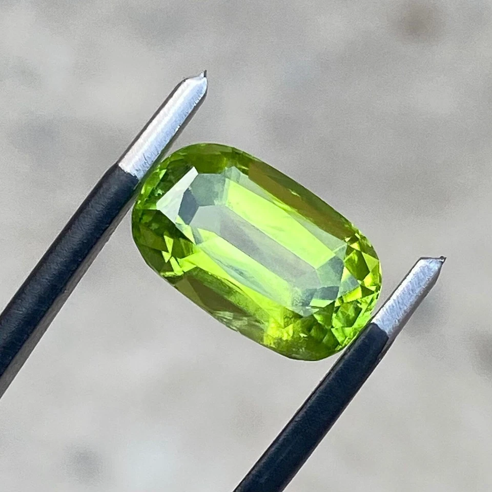 4.70 CT Natural Peridot Loose Gemstone from Pakistan - Image 2 of 4