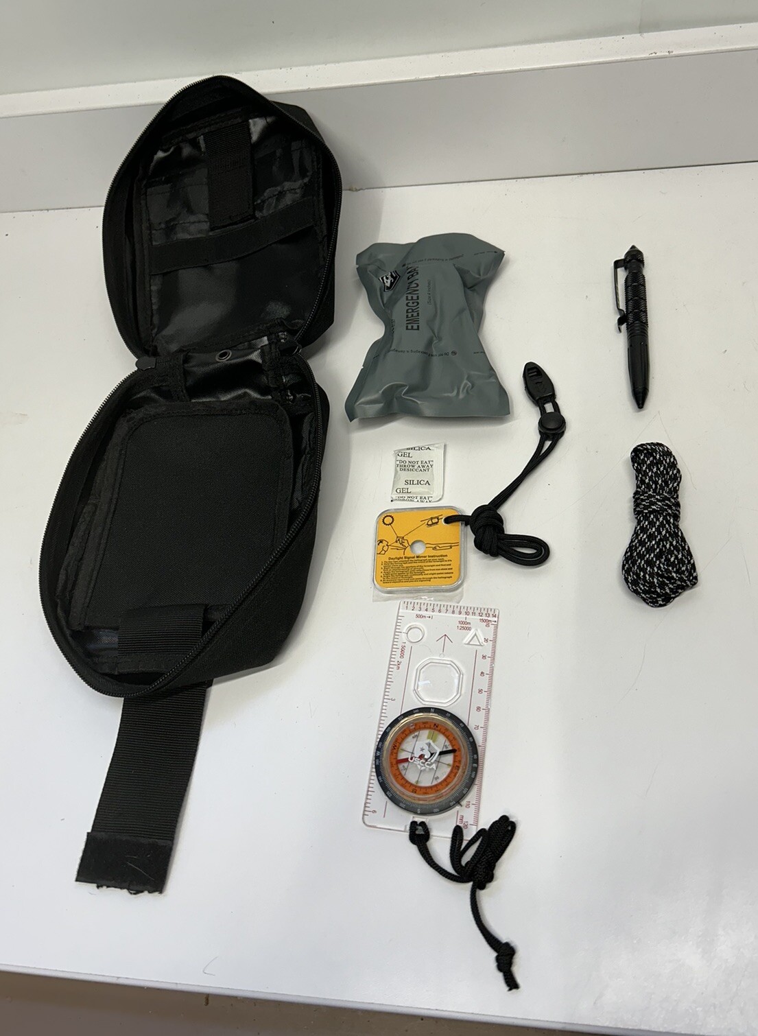 USCCA Black American Flag Survivale Bolsa vendaje, artículos que salvan vidas, brújula