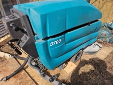 25DD18 TENNANT 5700 FLOOR SCRUBBER. VERY RECENT BATTERIES, GOOD DRIVE MOTOR