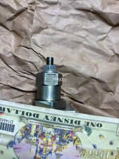 04520403992000E NEW REXR0TH VALVE R900211833 fedex or DHL